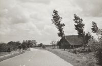 De Utrechtseweg ter hoogte van de Waijensedijk in 1956 met rechts boerderij/herberg 't Hemeltje. Bron: Regionaal Archief Zuid-Utrecht (RAZU), 353, 40985.