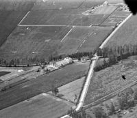 Boerderij 't Hemeltje gezien vanuit het zuidoosten. Boerderij stond op de hoek met de westelijke hoek van de Waijensedijk met de Utrechtseweg. Luchtfoto uit ca 1920-1925. Heden liggen hier de rijkswegen A12 en A27 in het knooppunt Lunetten te Utrecht.