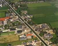 Luchtfoto van een gedeelte van Schalkwijk vanuit het zuiden gezien. Rechts onderin de Rooms Katholieke Kerk aan de Jhr. Ramweg, met de Schalkwijksewetering en de Lagedijk op woensdag 1 juni 1983. Bron: Regionaal Archief Zuid-Utrecht (RAZU), 353, 44308, 191.
