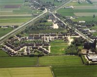 Luchtfoto richting het oosten gezien van het dorp Schalkwijk met de huizen aan de Biesterlaan en Wickenburghselaan op vrijdag 1 juni 1984. Rechts de R.K. Kerk van Schalkwijk. Bron: Regionaal Archief Zuid-Utrecht (RAZU), 353, 44312, 191.