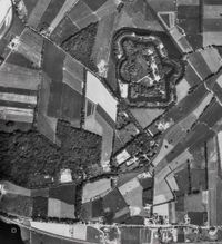 Luchtfoto van de landgoederen Oud-Amelisweerd (l) en Rhijnauwen (r) met beneden de Koningslaan en de rivier de Kromme Rijn in ca. 1975-1980. Bron: Regionaal Archief Zuid-Utrecht (RAZU), beeldbank.