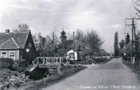 Het dorp Tull en 't Waal in 1957 bij de kruisng van de Strijpweg en Strijpbrug over de Waalsewetering met aansluitend op de Waalseweg.