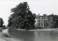 Kasteel Rhijnauwen gezien vanaf de Kromme Rijn in ca. 1990. Bron: Regionaal Archief Zuid-Utrecht (RAZU), 084, 56219, 18.