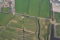 Luchtfoto uit 2016 gezien vanuit het westen met in het midden het oude kasteelterrein van het oude Heemstede waar het eerste huis stond van één van de grondleggers uit de familie Van Wulven die zich Van Heemstede ging noemen in de middeleeuwen. De weg die hier langs loopt is het Nieuwegeinse Vuilkoop. Wat in oorsprong tot 1 januari 1962 bij de gemeente Houten behoorde als onderdeel van de Heemsteedseweg. Bewoners noemde dit gedeelte van de weg al lang 'Klein Vuilkoop', naar de ernaast gelegen polder Klein Vuylcop. Door de aanleg van het Amsterdam Rijnkanaal in de periode 1936-1952 werd dit gedeelte van Vuilkoop afgesneden waarop in de jaren erna de bewoners van dit buurtschapje zich meer op Jutphaas en later na 1971 op Nieuwegein gericht waren. Foto: Slagboom en Peeters Luchtfotografie B.V.