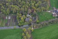Luchtfoto uit 2016 vanuit het zuiden gezien met duidelijk te zien de voorgevel van huis Oud-Amelsiweerd met daarvoor gelegen rivier de Kromme Rijn met achter het huis het bos van het gelijknamig landgoed. Foto: Slagboom en Peeters Luchtfotografie B.V.