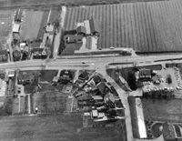 Luchtfoto vanuit het noorden gezien op maandag 5 april 1976 van de kruising met de Rhijnauwenselaan en de Provincialeweg in Bunnik. Bron: Het Utrechts Archief, catalogusnummer:	 847363.
