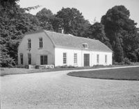 Het linker koetshuis (Slotlaan 8) op het terrein van kasteel Drakestein in 1959. Bron: Rijksdienst voor het Cultureel Erfgoed (RCE) te Amersfoort, beeldbank.