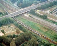 Luchtfoto van het viaduct in de Waterlinieweg over het spooremplacement ter hoogte van het Houtensepad bij de Bokkenbuurt (rechts) te Utrecht, uit het noorden; linksonder de 2e algemene begraafplaats Kovelswade (Koningsweg) op maandag 18 augustus 2003. Bron: Het Utrechts Archief, catalogusnummer: 844791.