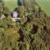 Luchtfoto van kasteel Hardenbroek met het omliggende park (Langbroekerdijk 24) te Driebergen-Rijsenburg, vanuit het zuidwesten in 1995. Bron: Het Utrechts Archief, catalogusnummer: 842220.