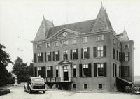 Gezicht op de voor- en rechtergevel van het kasteel Hardenbroek (Langbroekerdijk 24) te Driebergen-Rijsenburg in 1940. Bron: Het Utrechts Archief, catalogusnummer: 92525.