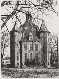 De achtergevel van het kasteel met links een gedeelte van &eacute;&eacute;n van de bouwhuizen, Heemsteedseweg 26, G.J. Lauwers, Duifstraat 11, Utrecht, 19-03-1956, Regionaal Archief Zuid-Utrecht, identificatienummer: doos09 (041499).