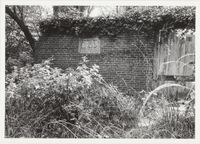 Kasteel Heemstede. Gedeelte van de ommuring van de tuin aan het zuid-westelijke uiteinde langs de Heemsteedseweg, Heemsteedseweg 26, R. Hekkert, 1971, Regionaal Archief Zuid-Utrecht, identificatienummer: doos 10 (041530).