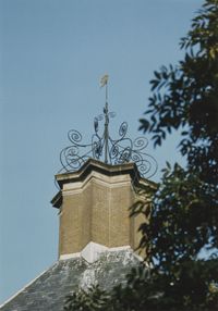 De stervormige schoorsteen met smeedijzeren versiering en een windvaan van kasteel Heemstede, Heemsteedseweg 26, O.J. Wttewaall, 1985, Regionaal Archief Zuid-Utrecht, identificatienummer: Doos 101 (041619).