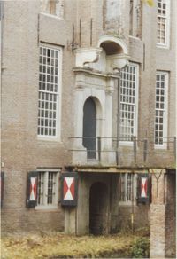 Kasteel Heemstede. Gedeelte van de voorgevel met de brug over de gracht na de brand, Heemsteedseweg 26, O.J. Wttewaall, 1989-1993, Regionaal Archief Zuid-Utrecht, identificatienummer: doos09 (041698).