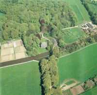 Kasteel en Landgoed Oud-Amelisweerd in 1995 vanuit het zuiden gezien. Foto: Provincie Utrecht, Henk Bol.