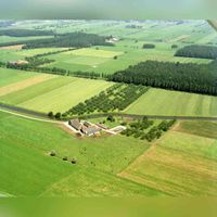 Luchtfoto van de boerderij Katteveld (Beverweertseweg 38) te Werkhoven (gemeente Bunnik) in de zomer van 1980. Bron: Het Utrechts Archief, catalogusnummer: 118200.