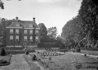 Gezicht op de hofstede Rhijnauwen (Rhijnauwenselaan 14) te Bunnik, vanuit de tuin, uit het oosten in 1920-1930. Bron: Het Utrechts Archief, catalogusnummer: 41109.