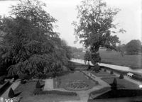 Gezicht op de tuin langs de Kromme Rijn van - en vanuit huize Rhijnauwen (Rhijnauwenselaan 14) te Bunnik in 1920-1930. Bron: Het Utrechts Archief, catalogusnummer: 41106.