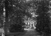 Gezicht op de oprijlaan naar- en een deel van de voorgevel van de huize Rhijnauwen te Bunnik in 1920-1930. Bron: Het Utrechts Archief, catalogusnummer: 41119.