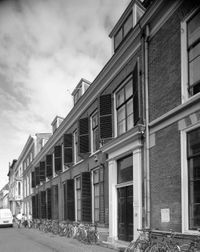 Gezicht op de voorgevel van het huis Drift 21 te Utrecht, uit het zuidzuidwesten. in 1988. Bron: Het Utrechts Archief, catalogusnummer: 56334.
