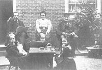 Gerrit Feijth, in dienst als tuinbaas bij Jhr. Strick van Linschoten, woonde met zijn gezin op het landgoed. Op deze foto van omstreeks 1920 zien wij van links naar rechts: Gerrit Feijth, vrouw Feijth, vader van Gerrit Feijth, Gert Feijth, aan tafel: Wilhelmina, Neeltje en Margje Feijth.
