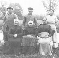 De familie Van Dijk die woonde en werkte op de pachtboerderij Hofstede Rhijnauwen. Eigendom van jhr. Strick van Linschoten, in 1915 vereeuwigd op deze foto. Van links naar rechts, zittend: 1. 2. vrouw Middelman (moeder van An van Dijk), 3. An van Dijk-Middelman. Staande: l. Kees van Dijk, 2. Hein van Dijk, dochter Mina van Dijk.
