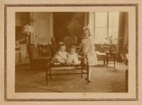 Portret van drie kinderen midden in 1888 middenin Jkvr. Arendina Strick van Linschoten (1887-1971) Jongetje links en meisje rechts onbekend. In het interieur van het landhuis Rhijnauwen. Bron: Catawiki.nl.