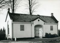 Gezicht op de kruising Provincialeweg- Van Zijldreef, op de achtergrond de Algemene Begraafplaats met poortgebouw rond 1980. Bron: Regionaal Archief Zuid-Utrecht (RAZU), 353, 55892, 17.