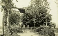 De ophaalbrug bij de Koedijk met de kruising van de Hoonkade rond de periode van 1930-1950. Met op de achtergrond boerderij De Staart (Hoofdveste 21). Bron: Regionaal Archief Zuid-Utrecht (RAZU), 353.