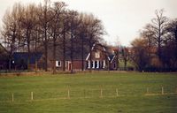 Boerderij Grijpestein aan de Lange Uitweg 83 gezien vanuit het zuiden bij de Lekdijk in ca 1990. Bron: Regionaal Archief Zuid-Utrecht (RAZU), 353, 42986, 10.