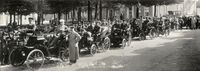 Afbeelding van de deelnemers en hun auto's aan de demonstratietocht van de Nederlandse Automobiel Club (N.A.C.), op 15 augustus 1899 bij de start op het Janskerkhof te Utrecht: v.l.n.r. 1. J. Kuiper (chauffeur) en notaris J.P. Backx (Wieringerwaard) in een 6 PK Daimler uit 1896 (2e in Nederland ingevoerde auto), staande bij het achterwiel C.F. Testas tot Oudwulven (Houten/Utrecht); 2. Jac. Spijker (Amsterdam) één der directeuren van de latere automobielfabriek, persoon naast hem onbekend, in een 3 PK Benz (nr. 57); 3. J.D. Waller van de Kasteele (Zeist) in een 3 PK Benz uit 1899 (nr. 114); 4. J.A. Metelerkamp (Zeist) in een Benz uit 1899 (auto eigendom van de heren Goettsch, nr. 105); 5. W.J. van der Elst in een 1¾ PK tricyle De Dion-Bouton; 6. J. Goettsch (Utrecht) in een 3PK Benz uit 1899 (nr. 113); 7. jhr. J.L. Nahuys (Hilversum) in een Benz uit 1899 (persoon tegen het spatbord leunend onbekend); 8. een Mors-dog-cart uit 1899 met staande in lichte jas M.W. Aertnijs (Nijmegen, importeur van Benz auto's) links van hem A.S. Houwink en rechts C. Houttuin (Arnhem), hij staat voor een; 9. Benz (aleen de bovenrand van de rugleuning en de kap zijn zichtbaar). Bron: Het Utrechts Archief, catalogusnummer: 97215.