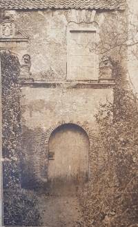Kasteel in Oud-Wulven met het bijbehorende poortje