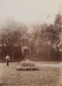 Tuin op landgoed Oud-Wulven met het het gelijknamige kasteel in 1900.