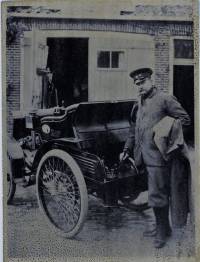Charles Fran&ccedil;ois Testas van Oud-Wulven bij zijn auto. De opname werd gemaakt bij de schuur van het huis Klein Curacao aan De Poort op 8 augustus 1898. Bron: Regionaal Archief Zuid-Utrecht (RAZU), 353.