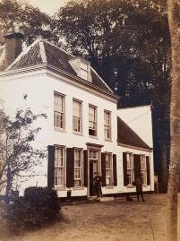 Huis met op de voorgrond Karel van Rappard, ca. 1900.