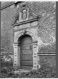 De toegangspoort van Oud-Wulven in de restanten van het gelijknamige kasteel in in juli 1938. Bron: Beeldbank RCE te Amersfoort.
