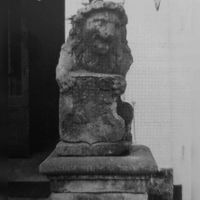 Een van de stenen leeuwen die vroeger op één van de toegangshekpijlers hebben gestaan bij de hoofdingang van het landgoed Oud-Wulven. Foto: O.J. Wttewaall, 1985.