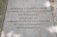 Grafzerk op het grafzerkenplateau op begraafplaat Oud Eik en Duinen van Jhr. Willem Hendrik Jacob Baron van Westrenen van Tiellandt. Genomen op woensdag 3 juni 2020 (1). Foto: Sander van Scherpenzeel.