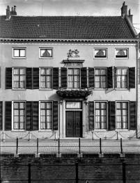 Gezicht op de voorgevel van het huis Plompetorengracht 5 te Utrecht, uit het westen in 1914 of 1915. Bron: Het Utrechts Archief, catalogusnummer: 68820.