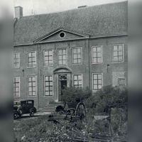 Gezicht op de voorgevel (ged.) van het vervallen landhuis De Wiers (Wiersedreef 3) te Vreeswijk in 1933. Bron: Het Utrechts Archief, catalogusnummer: 94293.