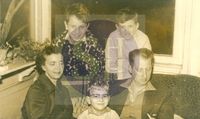 Het gezin Wttewaall-van der Velde. L. moeder Miep, R. vader Jacob, M. Otto, LB Pim, RB. Jacob Wttewaall als gezin in ca. 1960. Bron: Huisarchief Wickenburgh, Wttewaall (c).