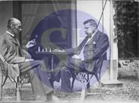 Links Jhr. Carel Johan Strick van Linschoten van Rhijnauwen (1853-1910) schakend op Landgoed Wickenburg tegen Anthon van Eelde op donderdag 20 augustus 1903. Bron: Huisarchief Wickenburgh, Wttewaall (c).