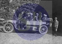 Familieleden Wttewaall in een auto achter het landhuis van het landgoed in ca. 1915-1920. Bron: Huisarchief Wickenburgh, Wttewaall (c).