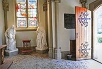 Interieur grafkapel met de beelden van de H. Anna en de H. Cornelius, april 2018. Foto: Peter den Hartog.