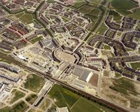 Luchtfoto van Het Rond te Houten, met omliggende straten, uit het zuidwesten op 30 mei 1985. Bron: Het Utrechts Archief, catalogusnummer: 50206.