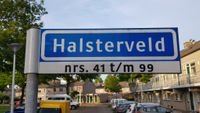 Straatnaambord Halsterveld op vrijdag 8 mei 2020. Foto: Sander van Scherpenzeel.