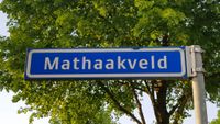 Straatnaambord Mathaakveld op vrijdag 8 mei 2020. Foto: Sander van Scherpenzeel.