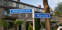 Straatnaamborden Haarspitveld en Wanveld op vrijdag 8 mei 2020. Foto: Sander van Scherpenzeel.