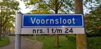 Straatnaambord Voornsloot met nummer aanduiding in mei 2020. Foto: Sander van Scherpenzeel.