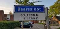 Straatnaambord Baarssloot, rechts op de achtergrond boerderij De Grote Geer op vrijdag 8 mei 2020. Foto: Sander van Scherpenzeel.